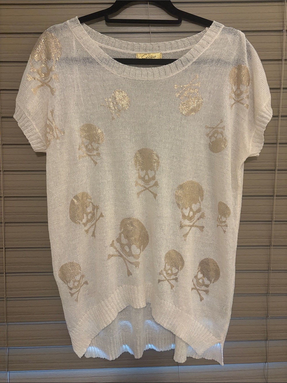 Cecico White Short-Sleeve Sweater with Metallic Gold Skull Pattern